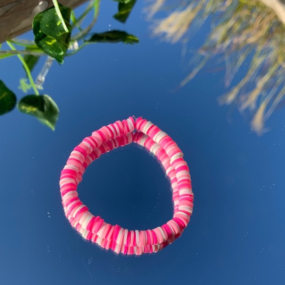 Handmade pink clay flat bead bracelet - Picture 1 of 1